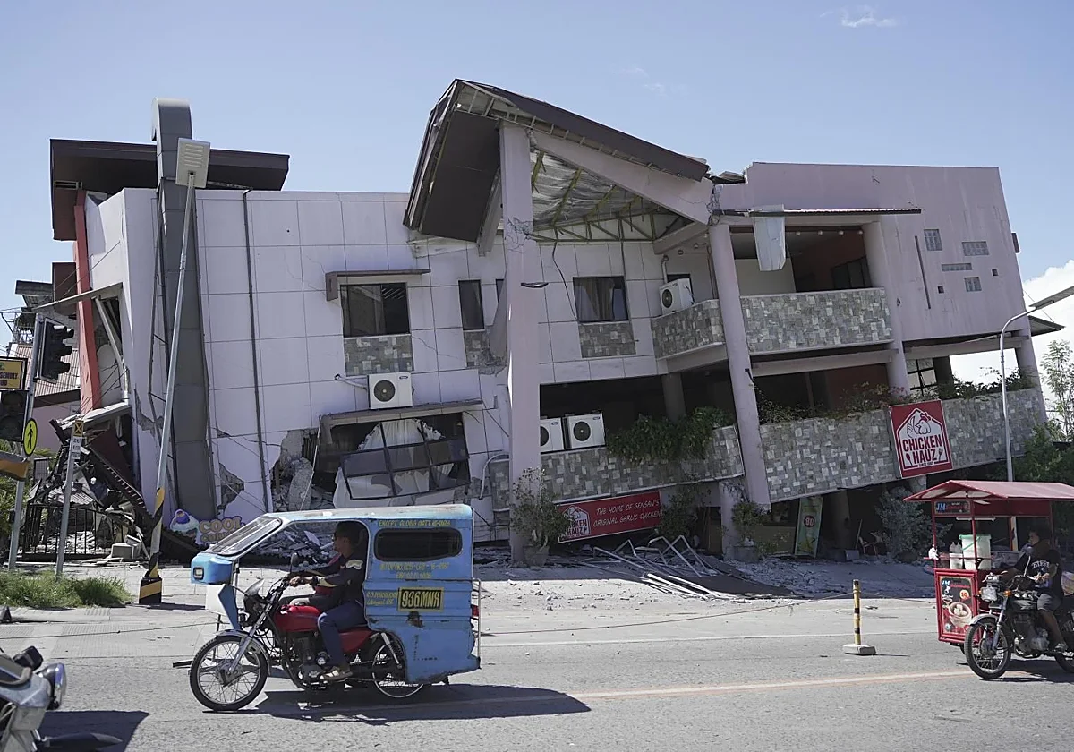 Un terremoto en Filipinas deja al menos 32 muertos y obliga a evacuar a la población por riesgo de tsunami