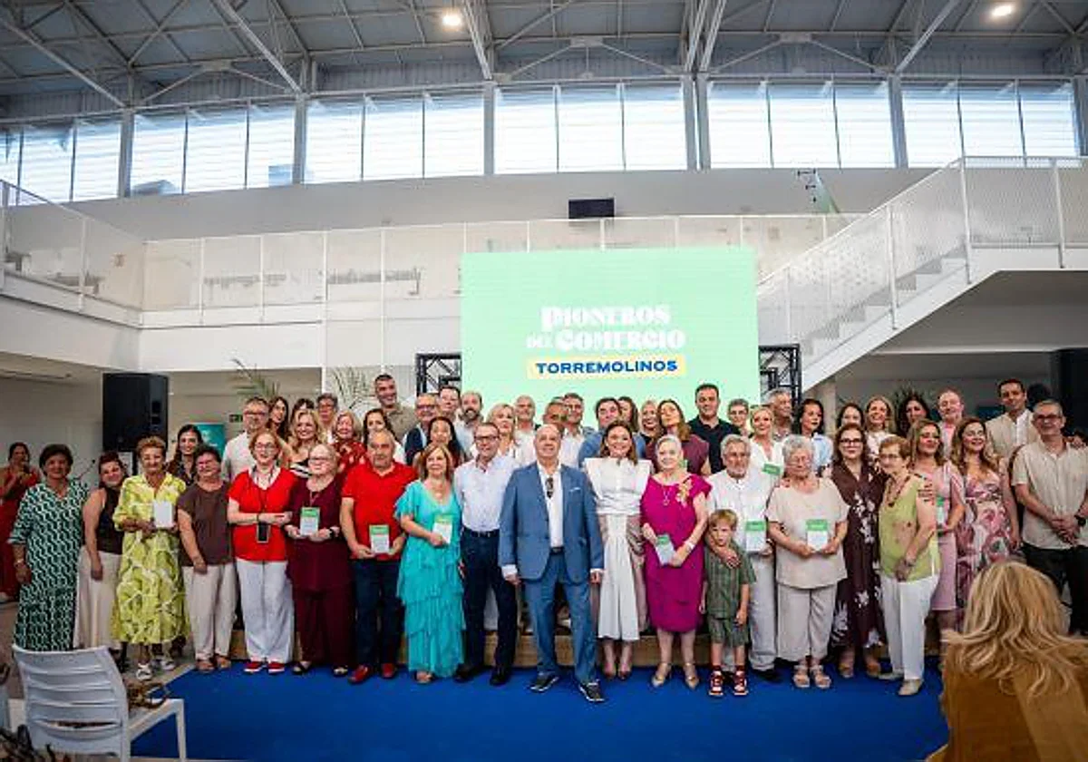 De talleres a papelerías: Torremolinos aplaude a 25 pioneros del comercio