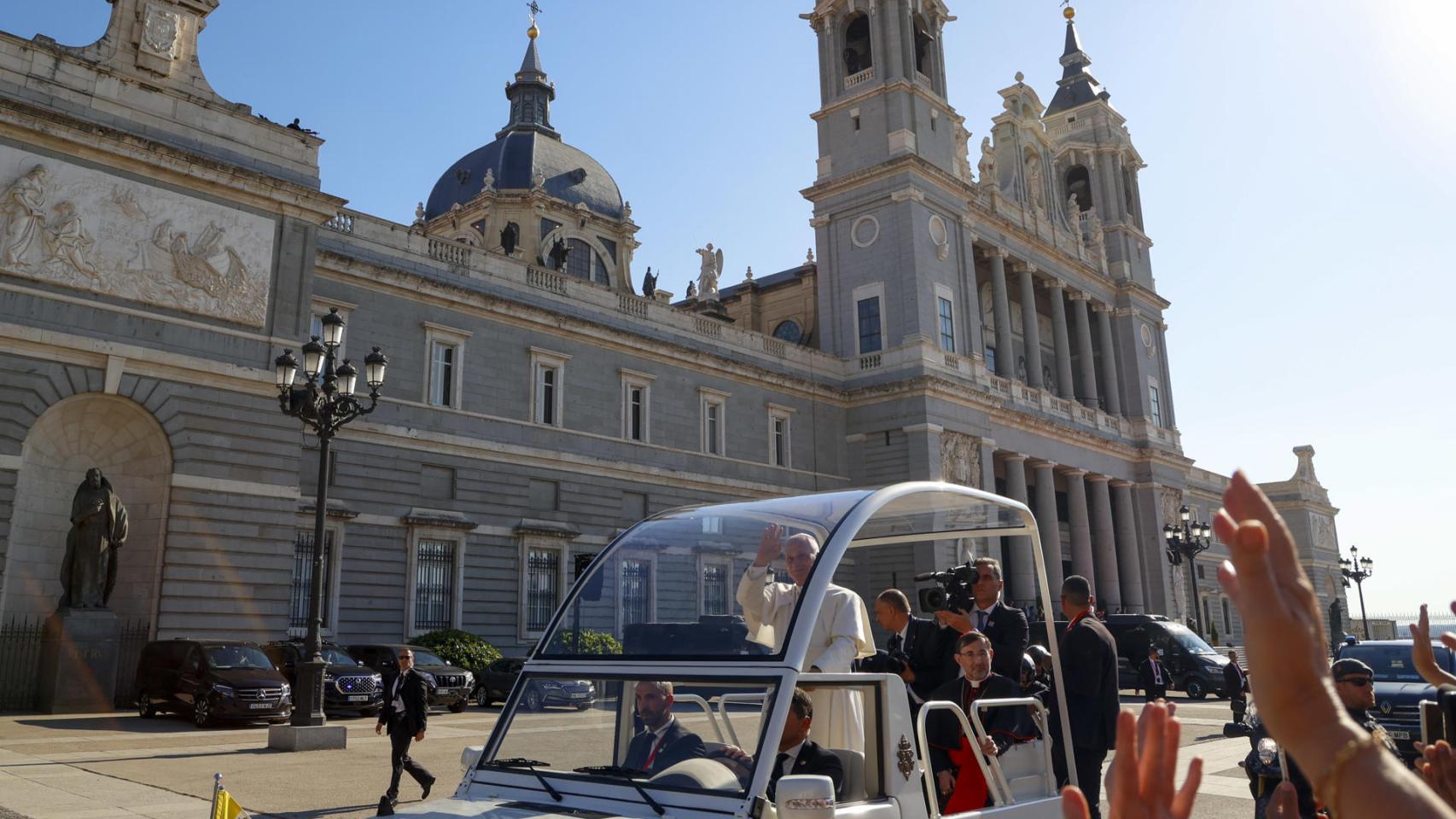 El Papa pide en La Almudena "destruir muros" para construir "algo hermoso": "Hay que acabar con lo que nos divide"