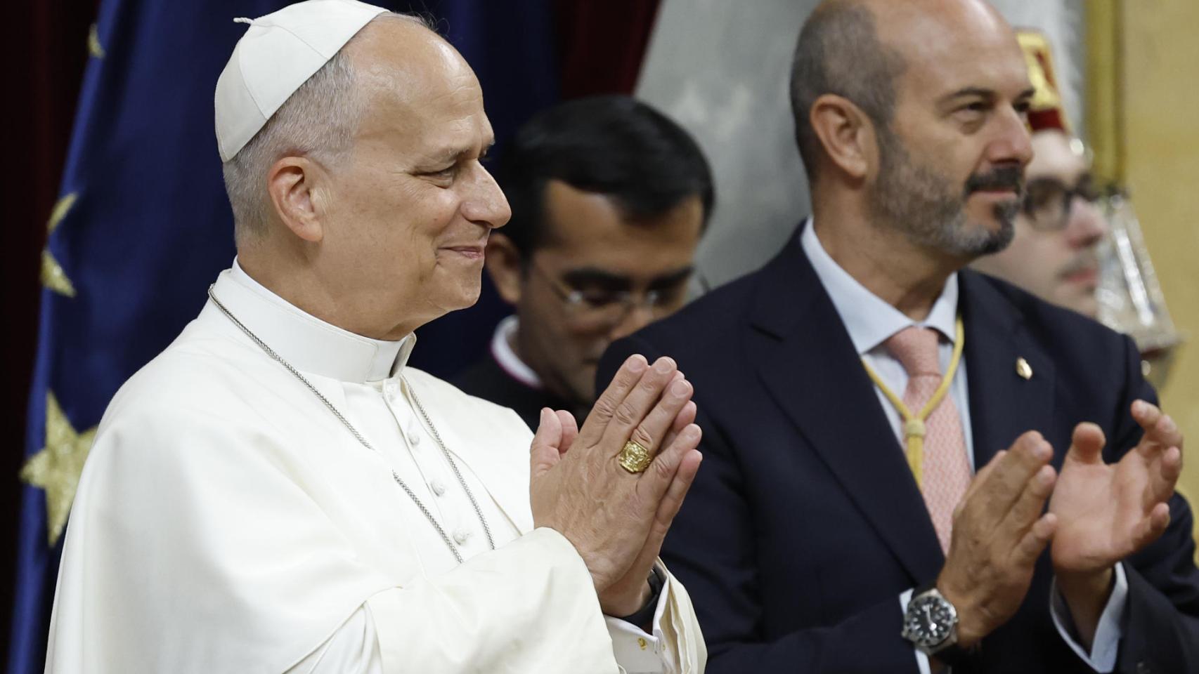 León XIV, el Papa que "mastica las palabras" y "aprieta la mandíbula": qué dicen los expertos sobre su fama de serio