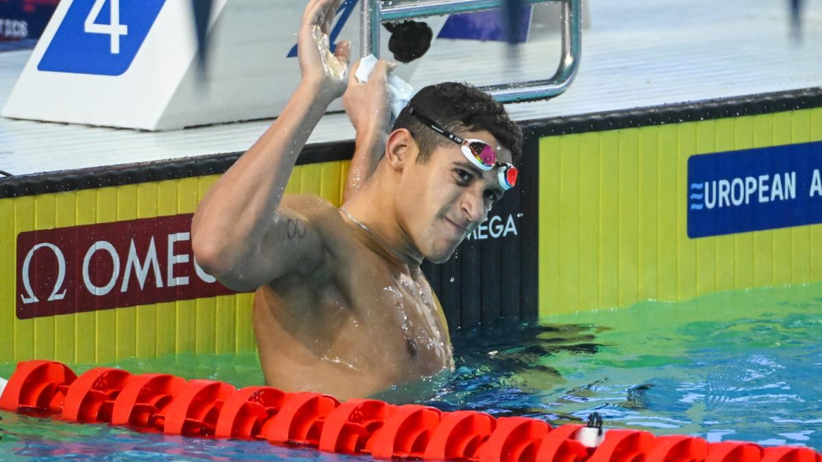 Hugo González destroza el récord nacional de 400 estilos en piscina corta
