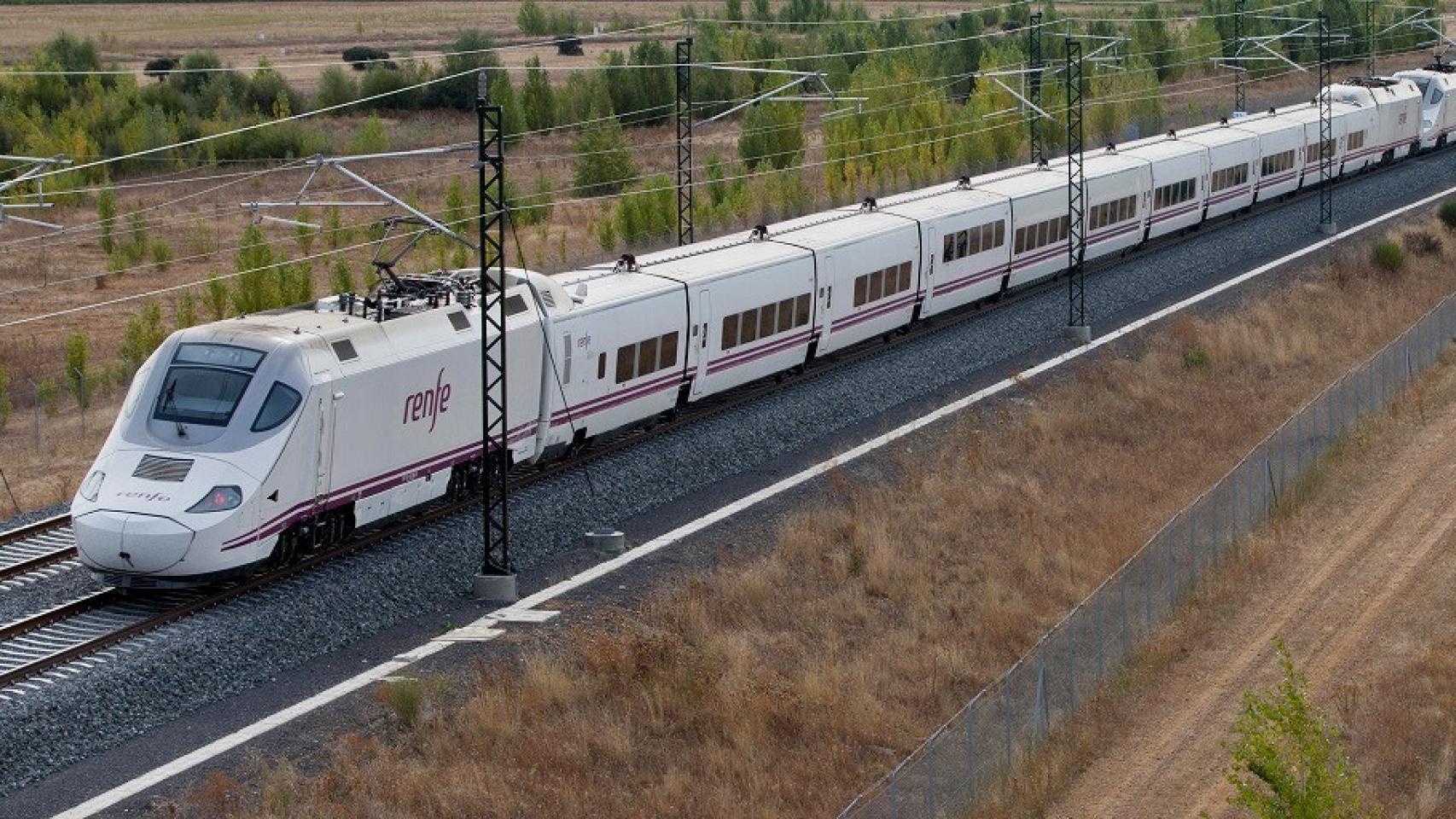 Un incendio en Ourense obliga a interrumpir el tren convencional con Santiago de Compostela
