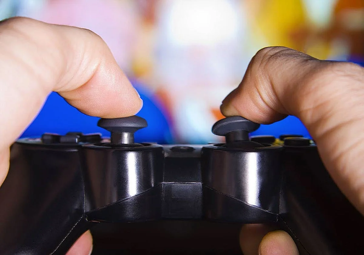 Prohíben acercarse a su madre a un vecino de Granada enganchado a los videojuegos