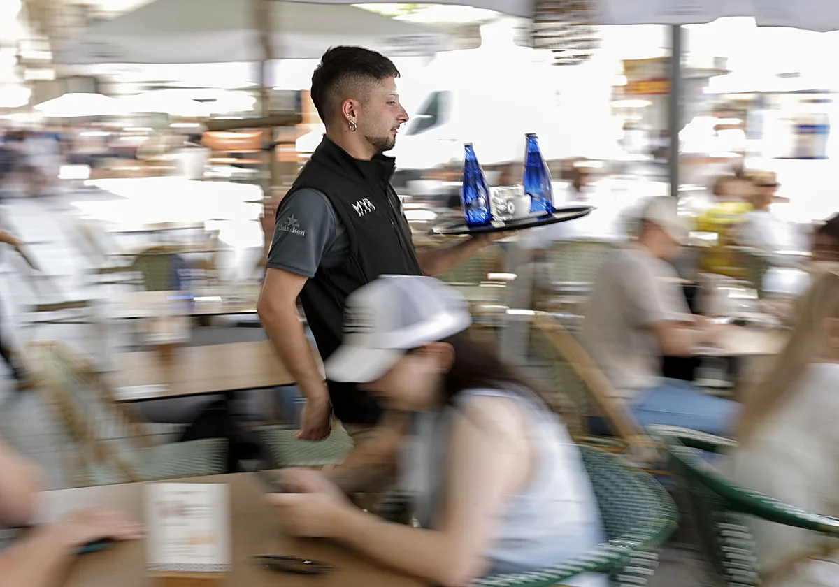 Más de la mitad de los jóvenes accede a su primer empleo con un contrato indefinido