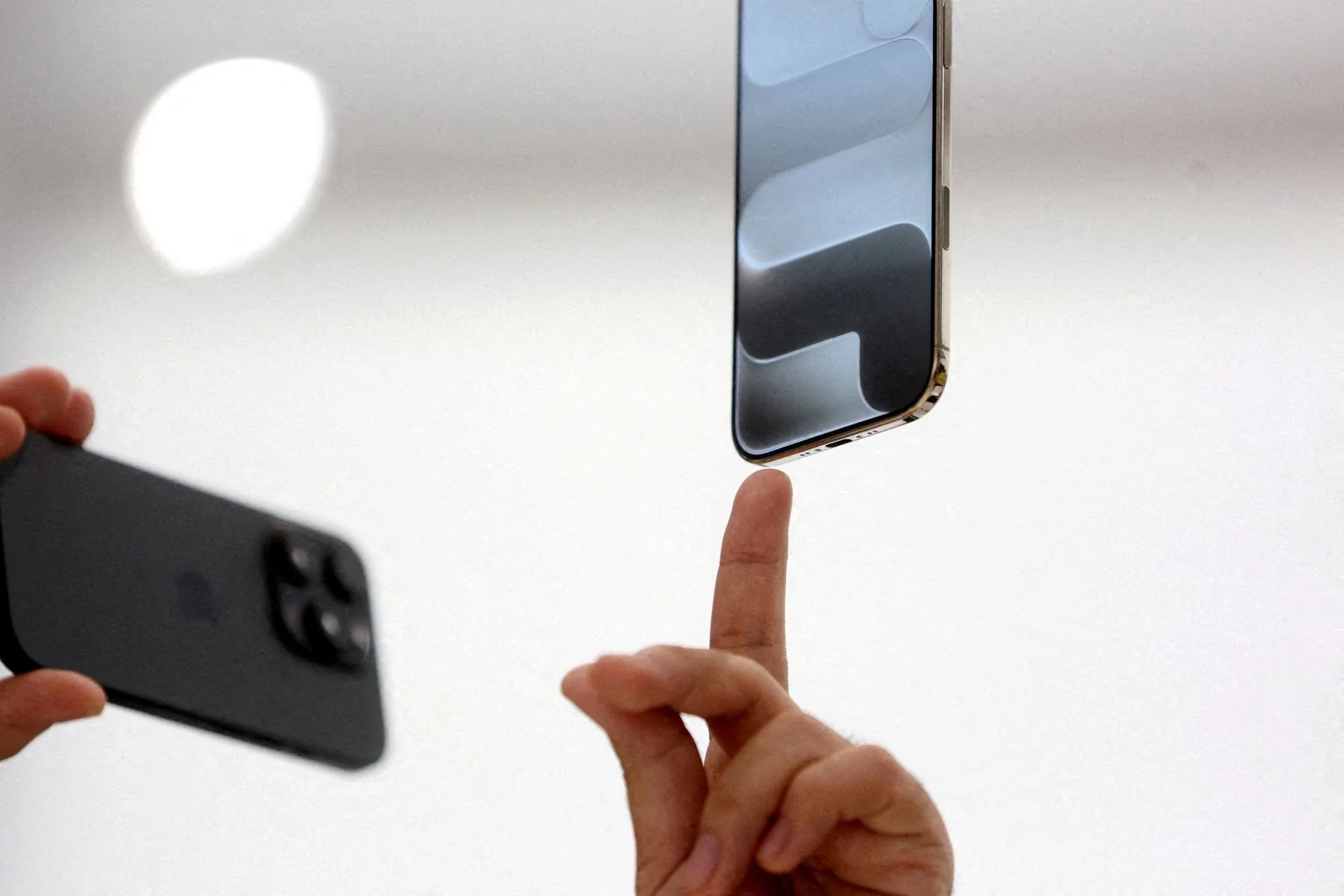 La nueva Siri con inteligencia artificial enfrenta a Apple y la Unión Europea