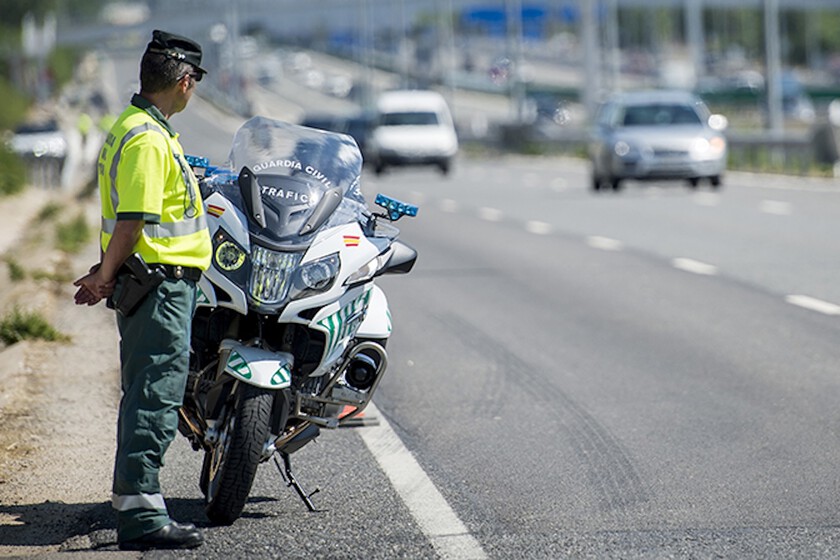 Contra el calor extremo, los agentes de la Guardia Civil quieren elegir entre la moto o el coche. Y que no lo decidan sus jefes
