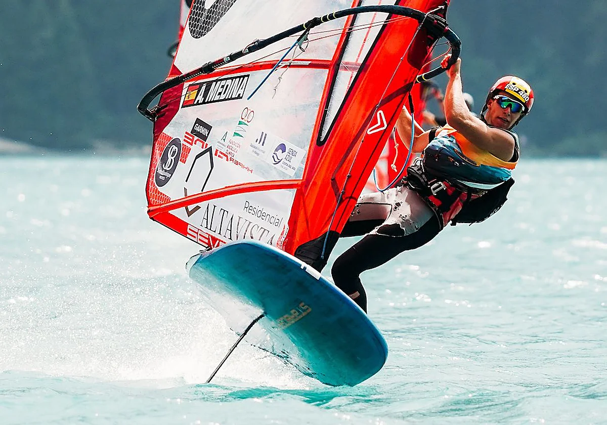 Antonio Medina, octavo en el Mundial juvenil de iQFoil
