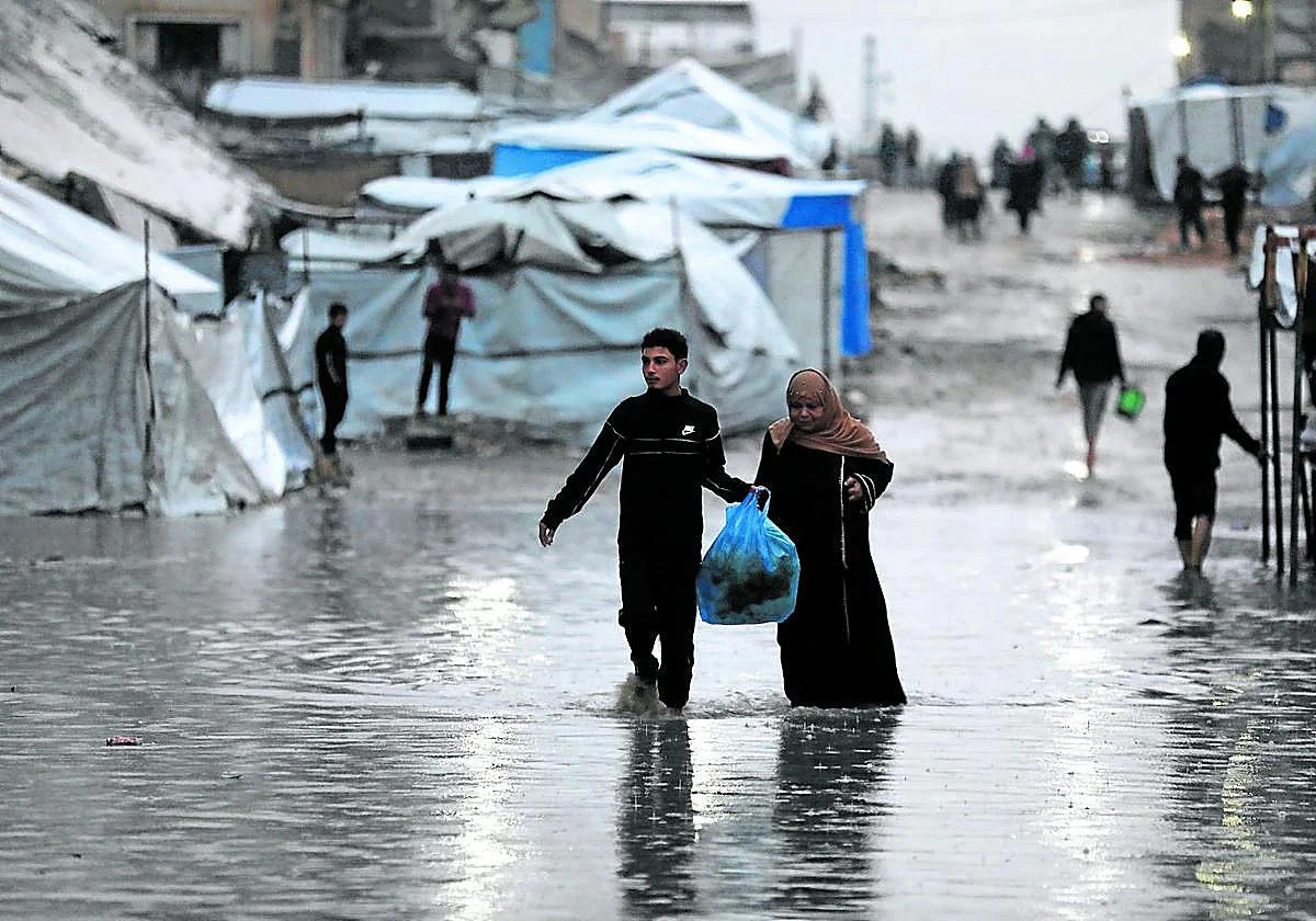 La lluvia y el frío rematan a Gaza