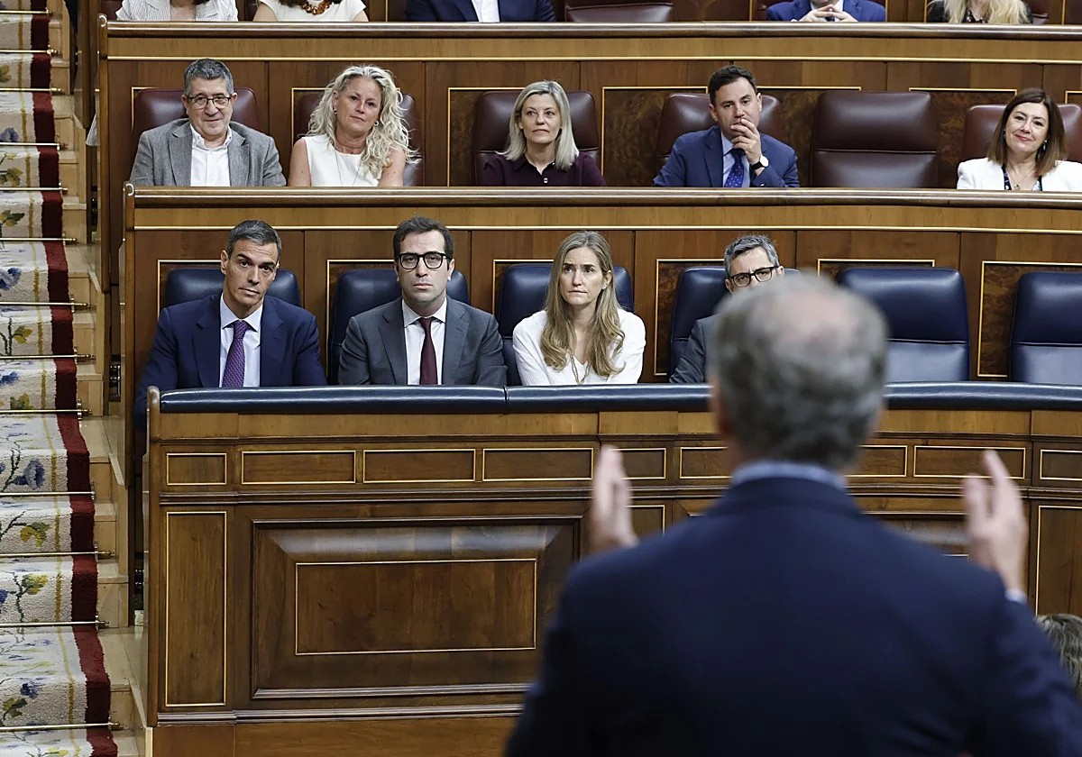 Feijóo reprocha a «P. S.» la «gestapillo» del PSOE y reclama su dimisión «por corrupción o por incompetencia»