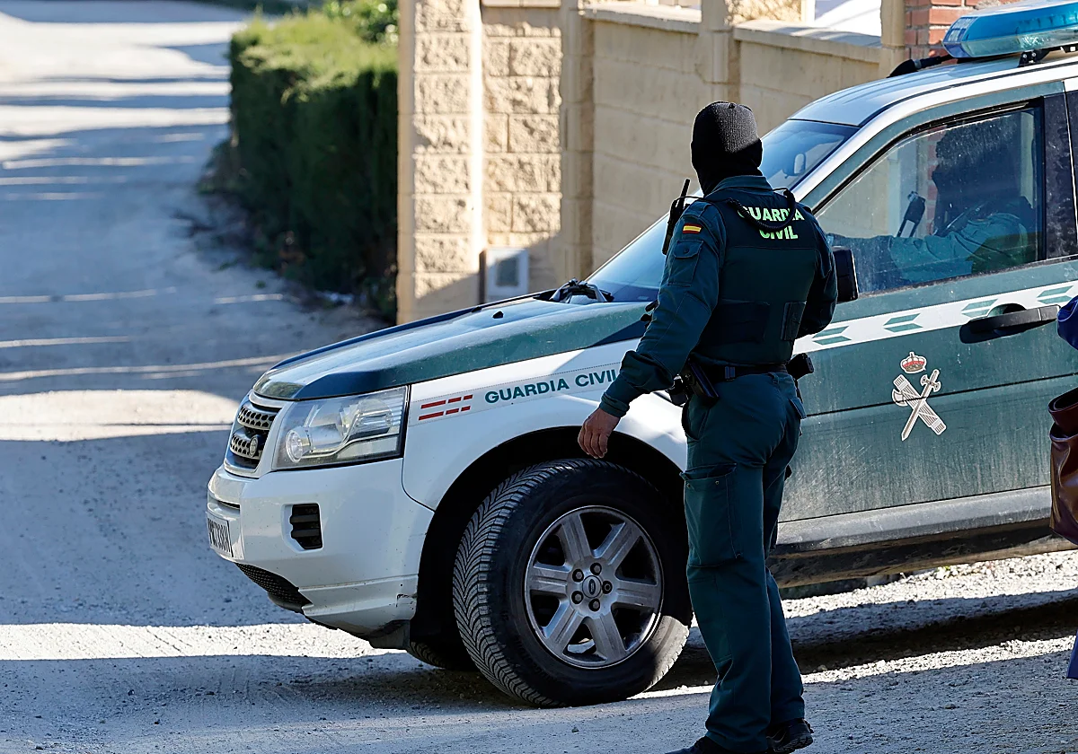 Detenido por supuestamente violar a una joven en la vía pública tras una fiesta en Sabinillas