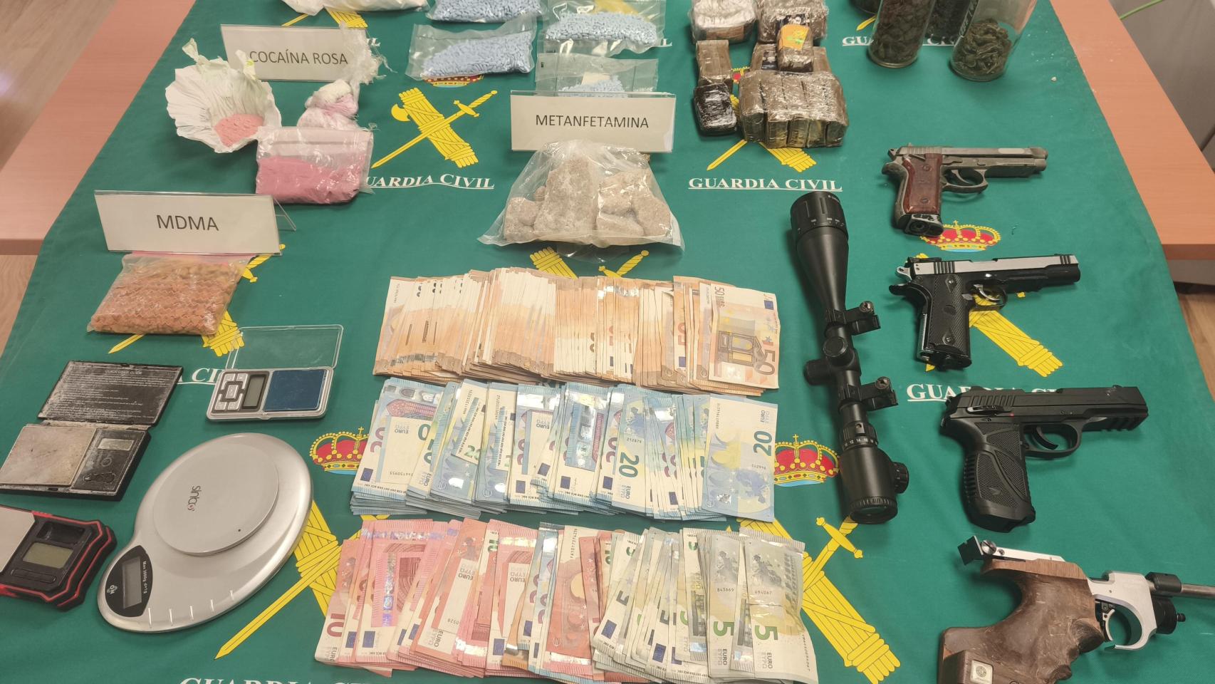 Cuatro armas, cocaína, cristal, tusi y 1.300 pastillas de Viagra: desmantelan un supermercado de la droga en Guadalajara