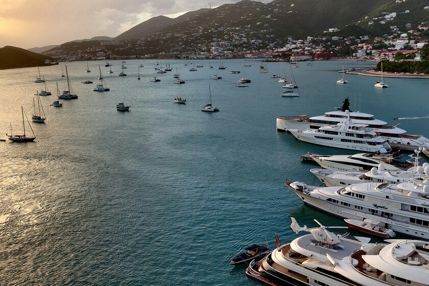 No es envidia, es el algoritmo: por qué Instagram y TikTok están diseñados para que odies las vacaciones de los multimillonarios