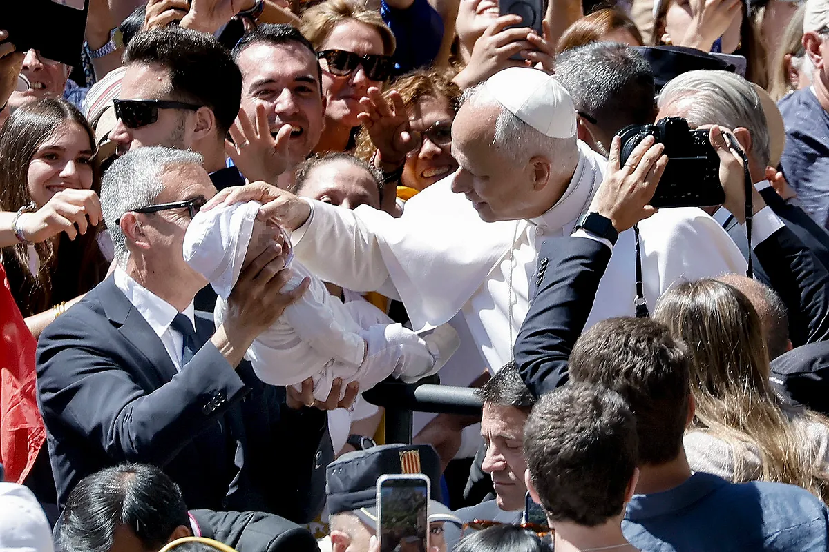 León XIV clama en Montserrat por la acogida y rechaza las "palabras hirientes" en las redes