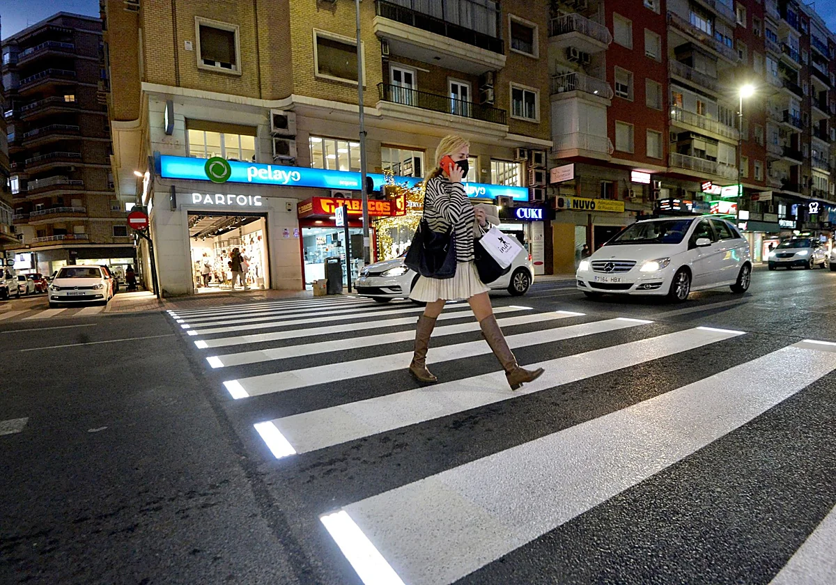 Estas son las 22 calles de Málaga que tendrán pasos de peatones luminosos para evitar atropellos