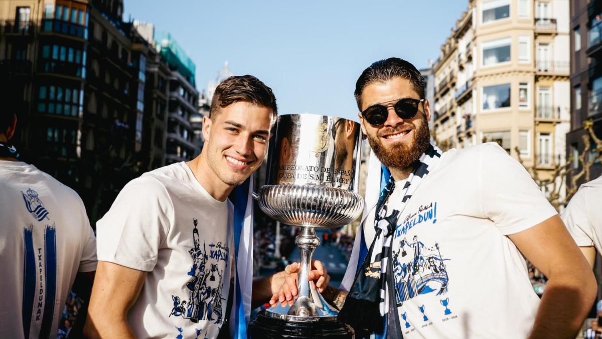La Real anuncia que sí dejará hacerse una foto con la Copa de manera gratuita
