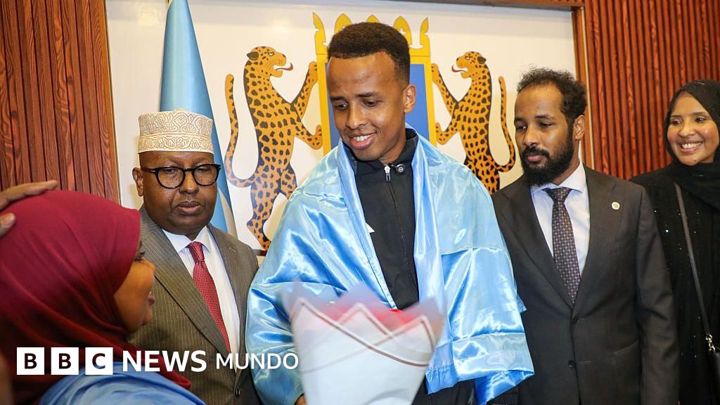 "Prometo que arbitraré en la próxima Copa del Mundo": el referí somalí al que se le negó la entrada a EE.UU. es recibido como un héroe en su país