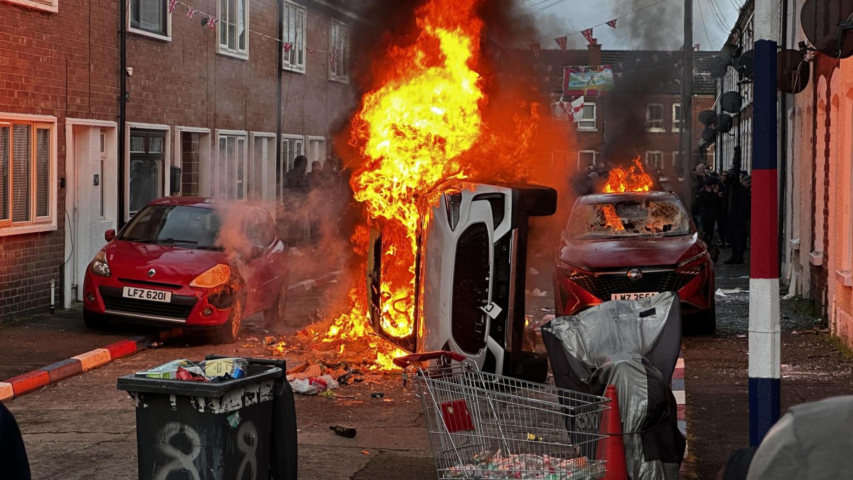La violencia racial incendia Reino Unido mientras Starmer sufre los ataques de la extrema derecha apoyada desde EEUU