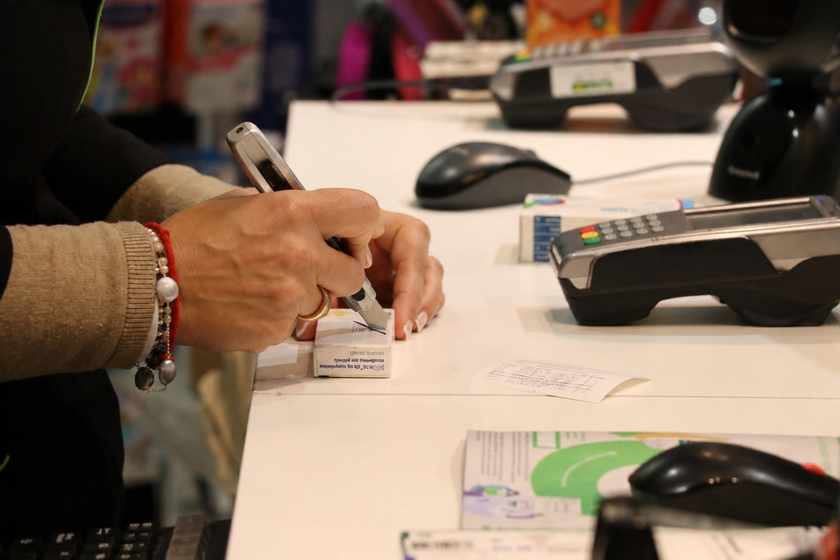 España llevaba medio siglo usando el cúter en las farmacias. Hasta que se ha decidido a digitalizarlo