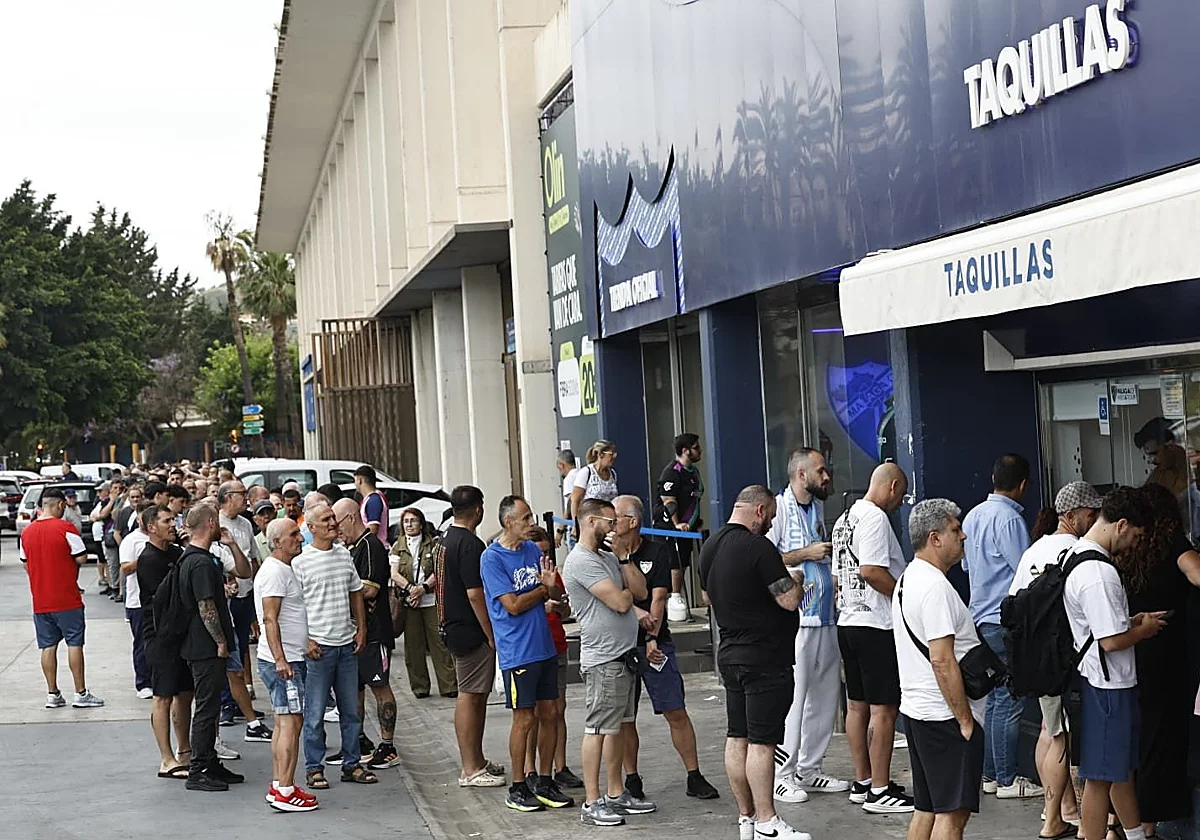 Colas que rodean La Rosaleda para conseguir entradas para la final de los 'play-off' ante el Almería