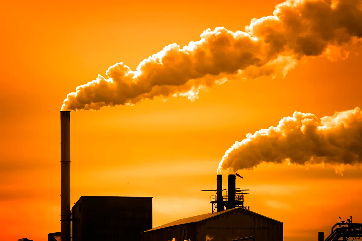 La UE planea proteger a las industrias de los costes del carbono si invierten en el bloque