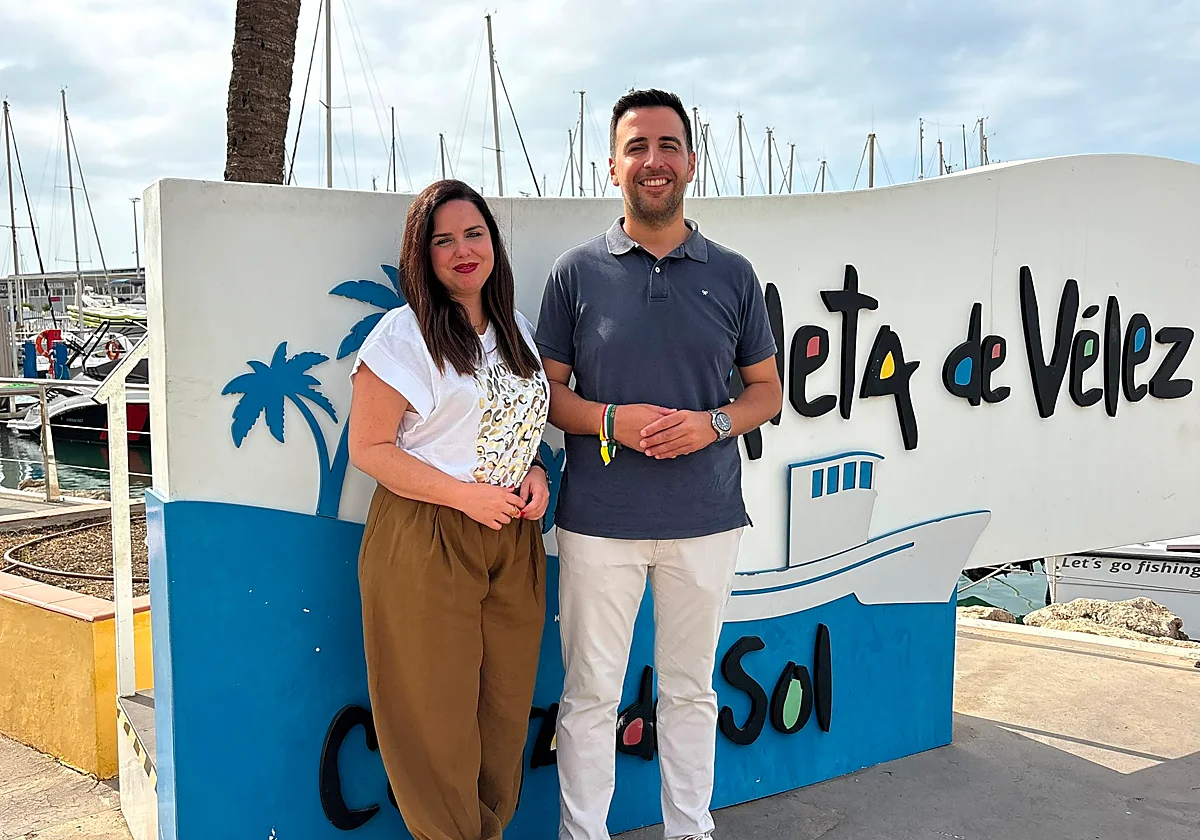 Cientos de escolares aprenden sobre pesca en el puerto de Caleta de Vélez