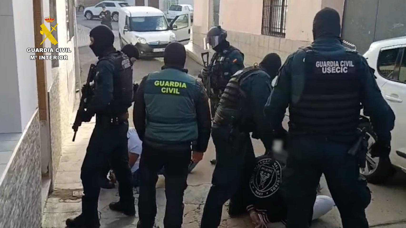 Abren fuego contra agentes de la Guardia Civil en Huelva tras una descarga fallida de hachís: "Los han ametrallado"