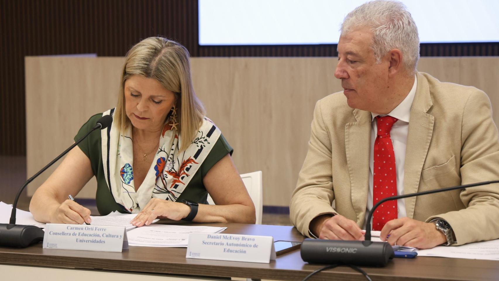 Los sindicatos docentes firman el acuerdo de la Generalitat para reducir la burocracia y rechazan el resto de propuestas