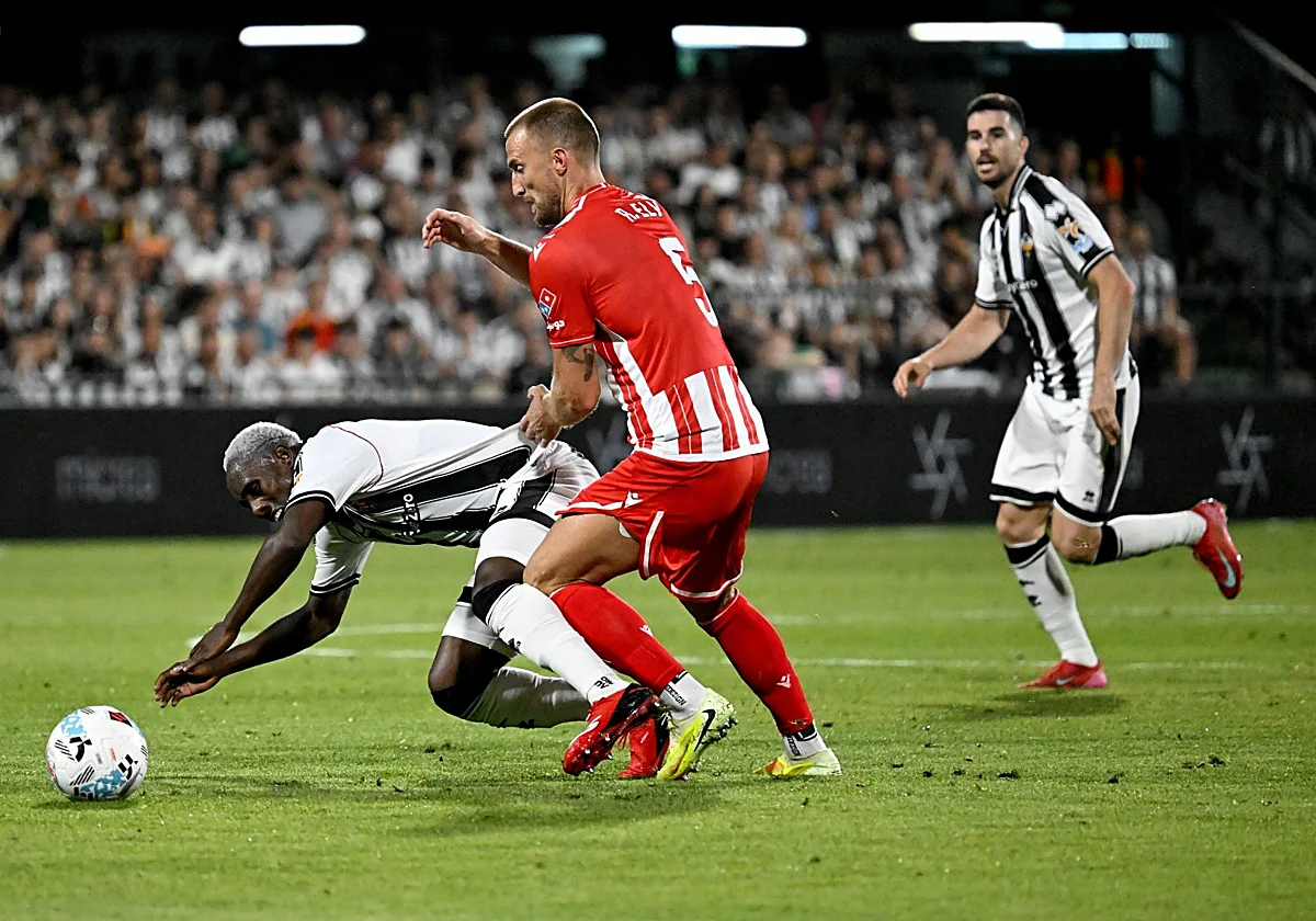 La debilidad defensiva del Almería, punto de enfoque de la final de los 'play-off' para el Málaga