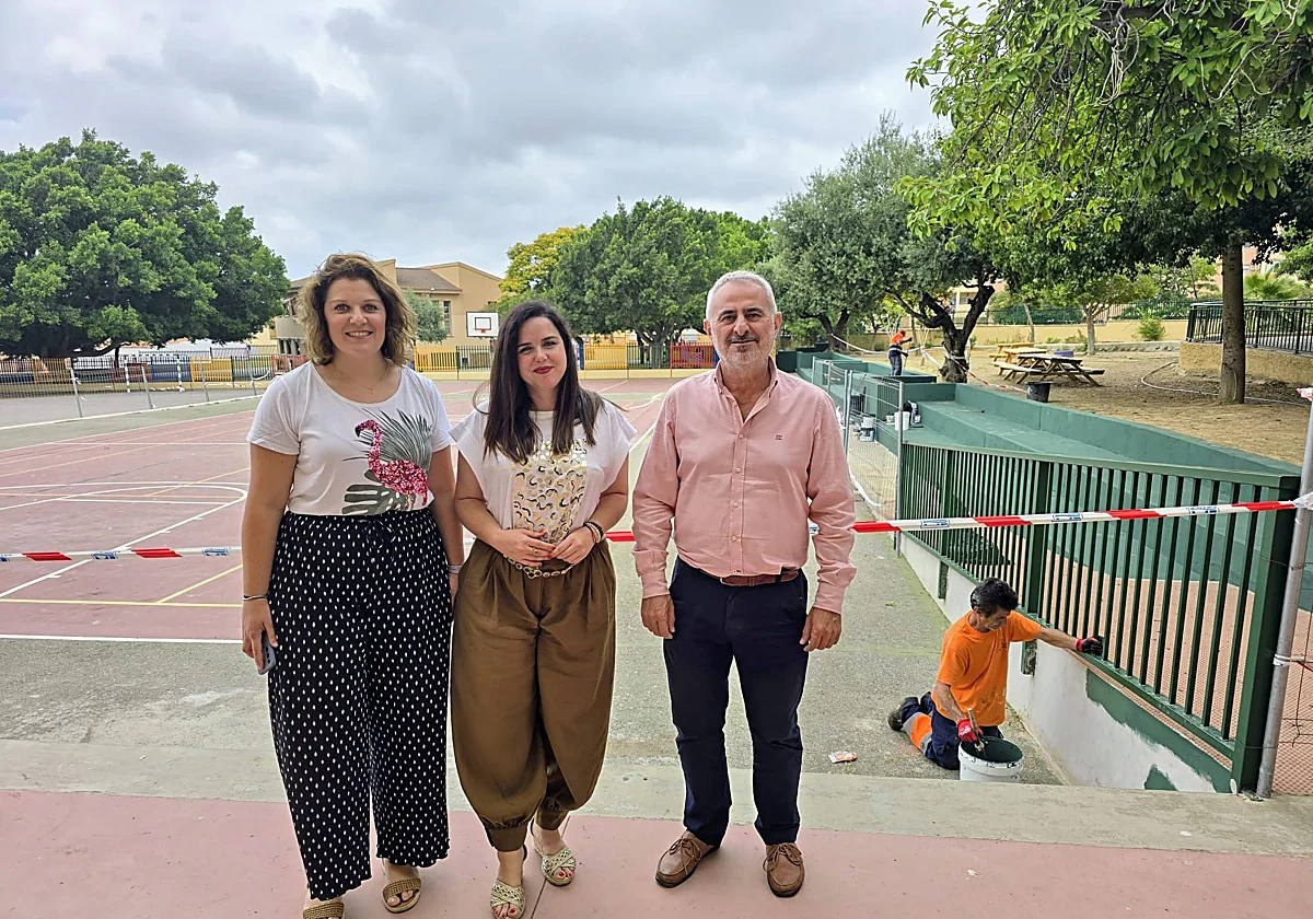 Avanzan las obras de mejora del colegio Juan Herrera Alcausa de Vélez-Málaga