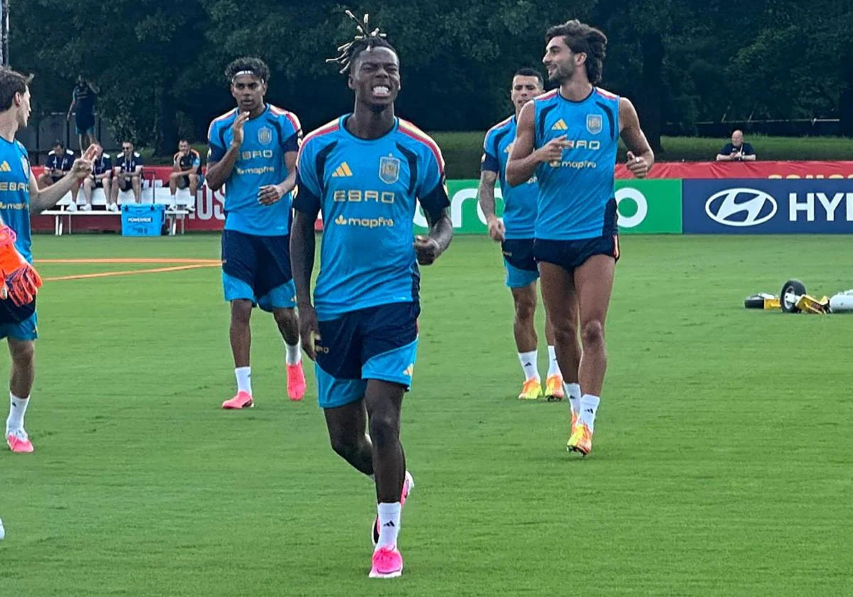 Primer entrenamiento completo para Lamine Yamal y Nico Williams, que son recibidos con collejas