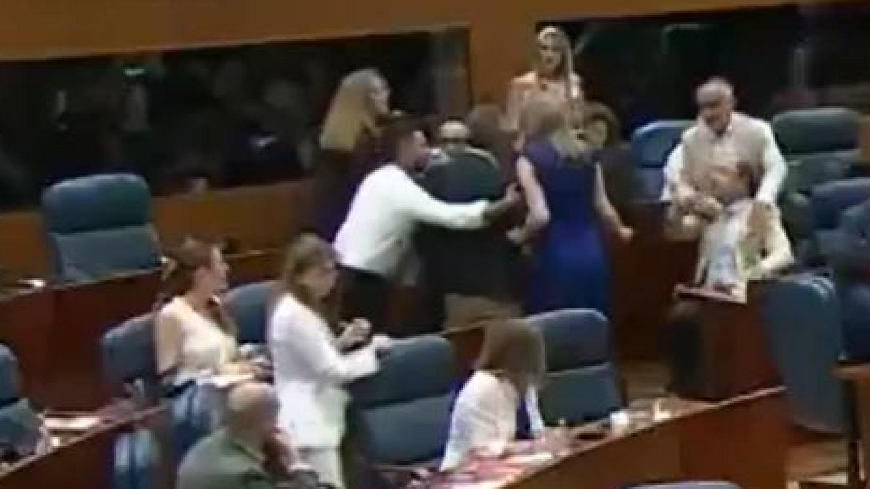 Un portavoz del PSOE en la Asamblea de Madrid se encara con un diputado del PP tras un debate sobre víctimas de ETA