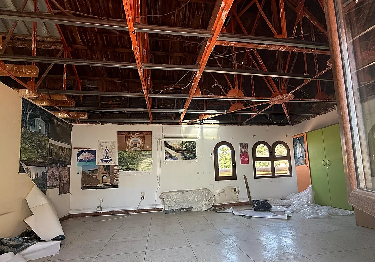El techo de la Casona, que cayó en enero, sigue pendiente de unas catas en la madera
