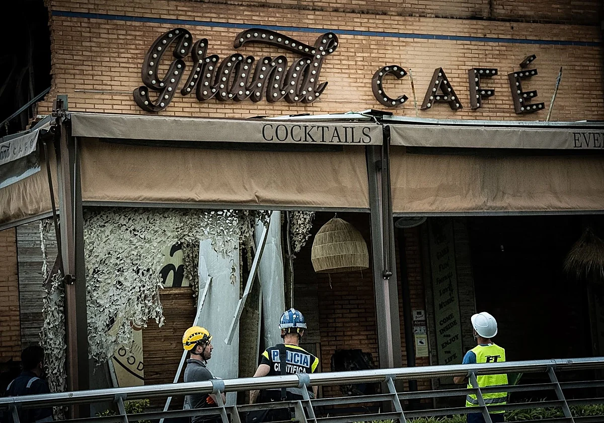 Los investigadores de la Policía Científica entran al fin en el Ibis, pero el incendio no se da por extinguido
