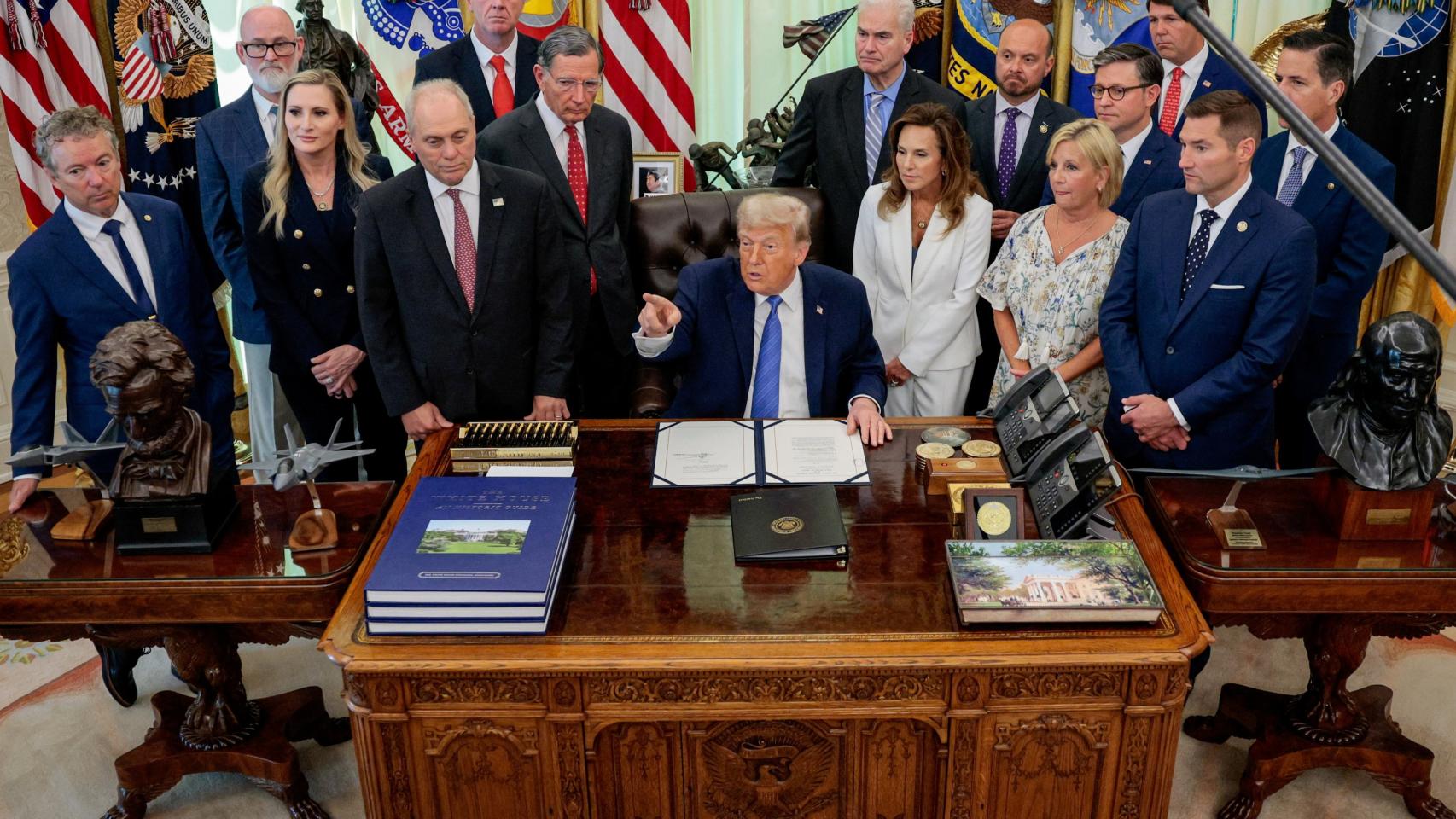 Trump presume de sacar de Ormuz "millones de barriles" de crudo pero en mayo cruzaron un 30% menos de barcos