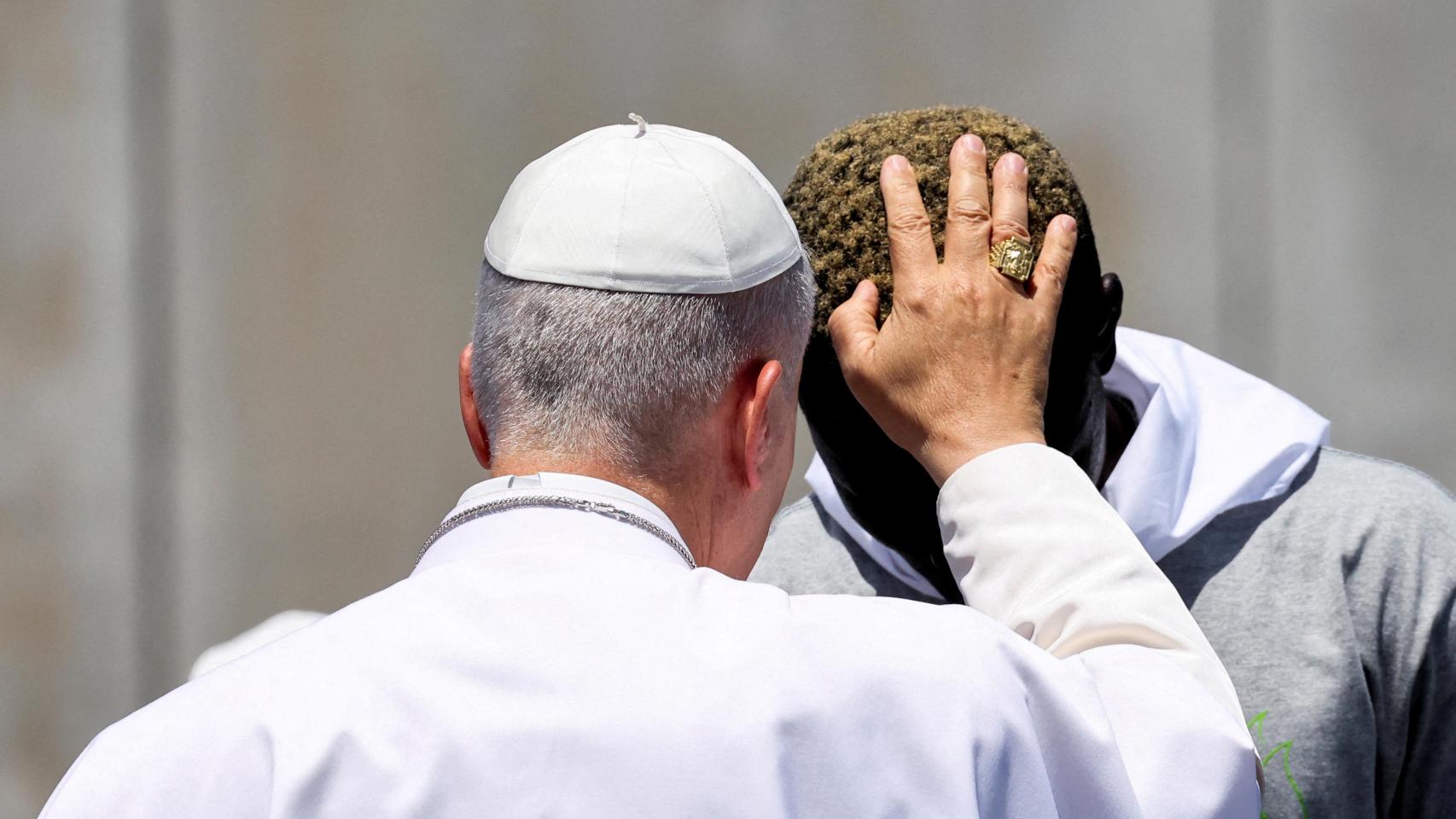 El Papa afea a la clase política la gestión migratoria: critica tanto el escaso control de las mafias como la falta de humanidad