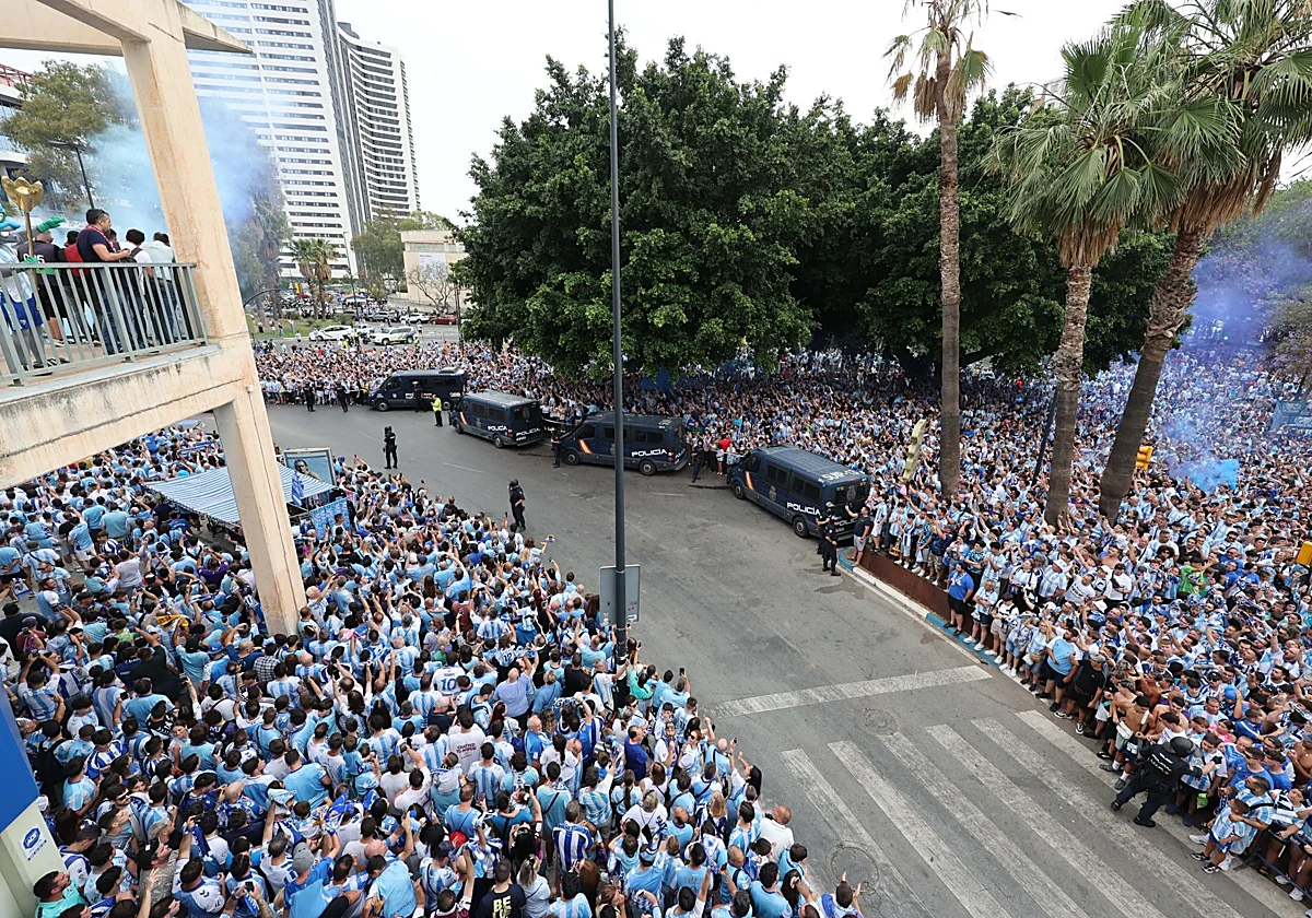 Un último recibimiento de la temporada de la afición malaguista