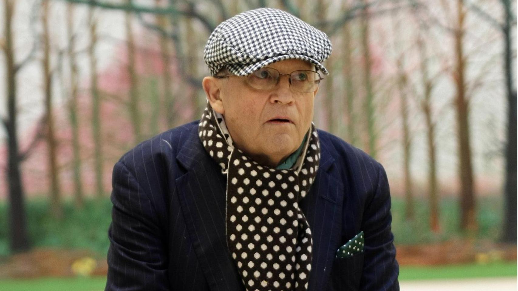 Muere David Hockney a los 88 años, el cotizado pintor colorista que inmortalizó las piscinas y la primavera
