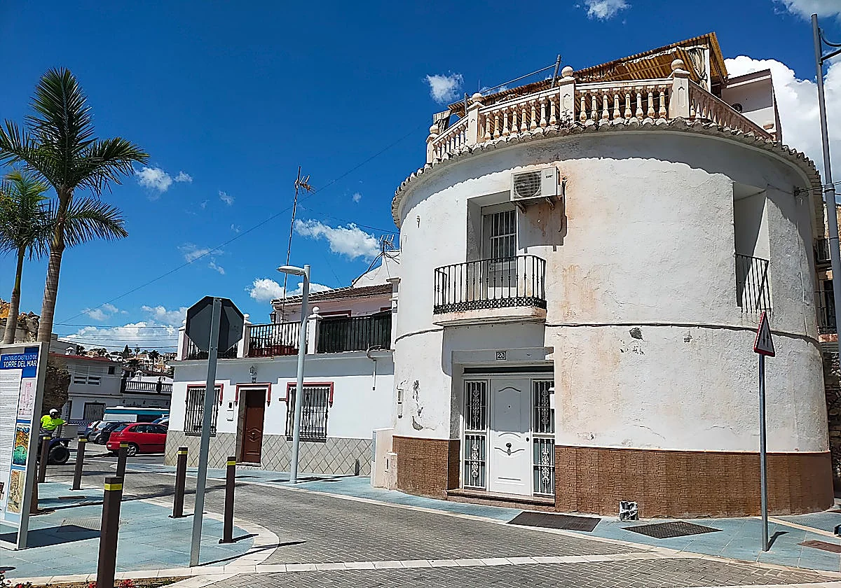Archaeologists unearth wall belonging to Torre del Mar castle