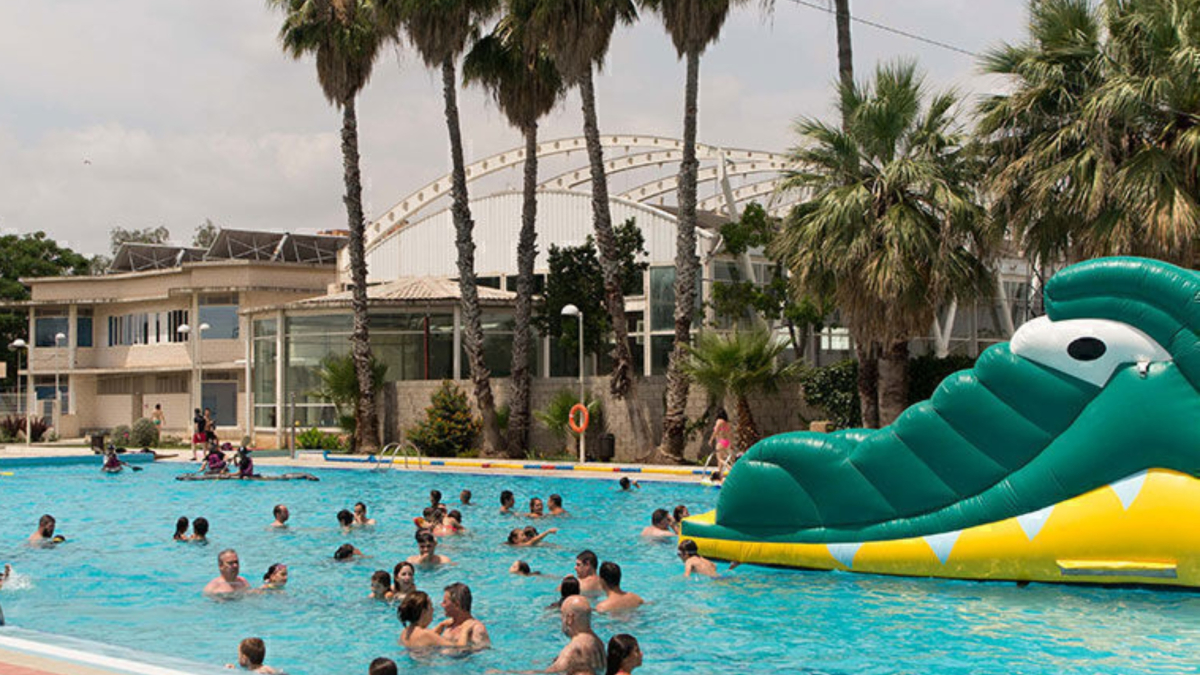 La brutal multa a la que se enfrentan cuatro menores por defecar y orinar en una piscina pública