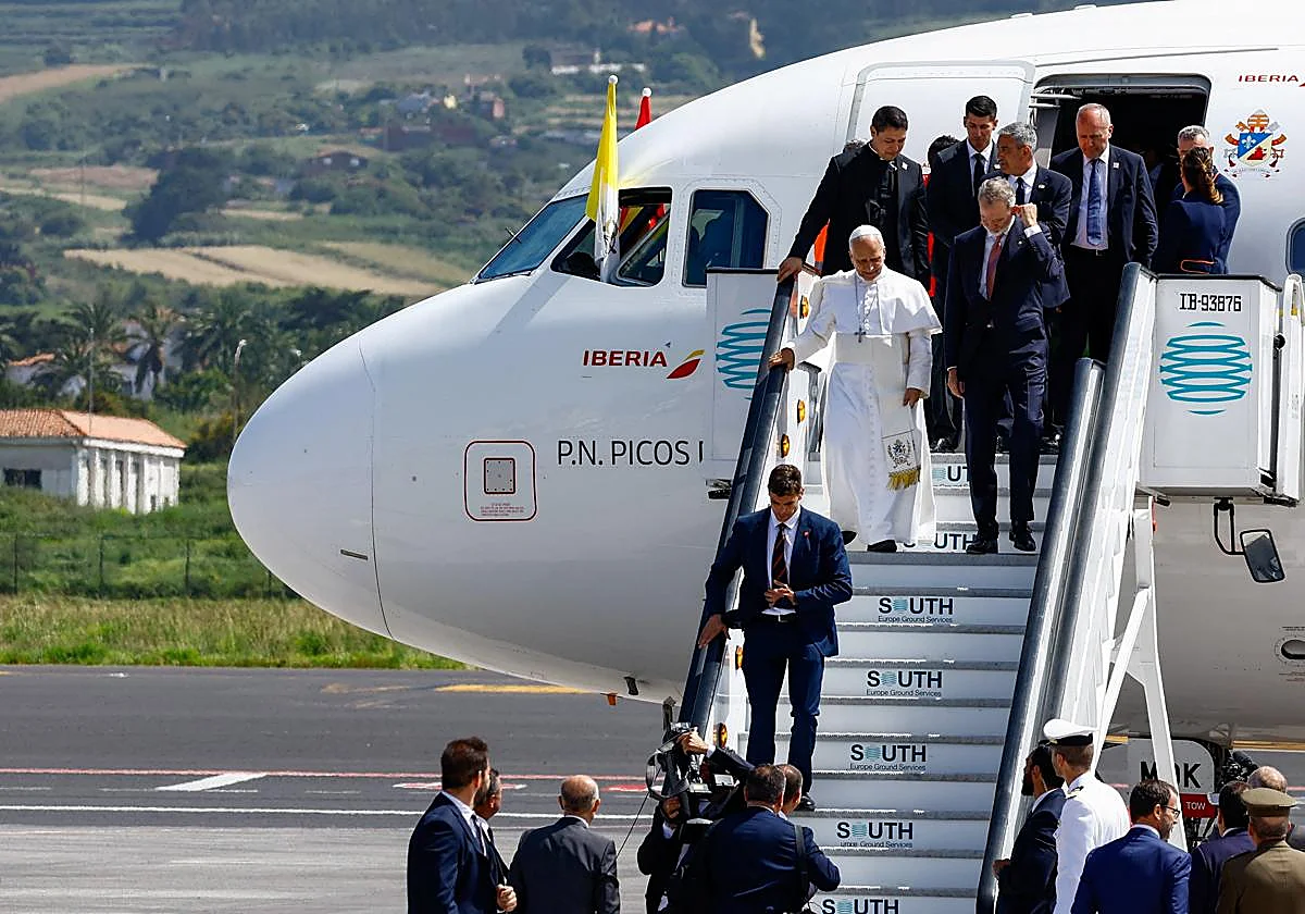 El vuelo del papa León XIV se retrasa por un problema técnico en el avión