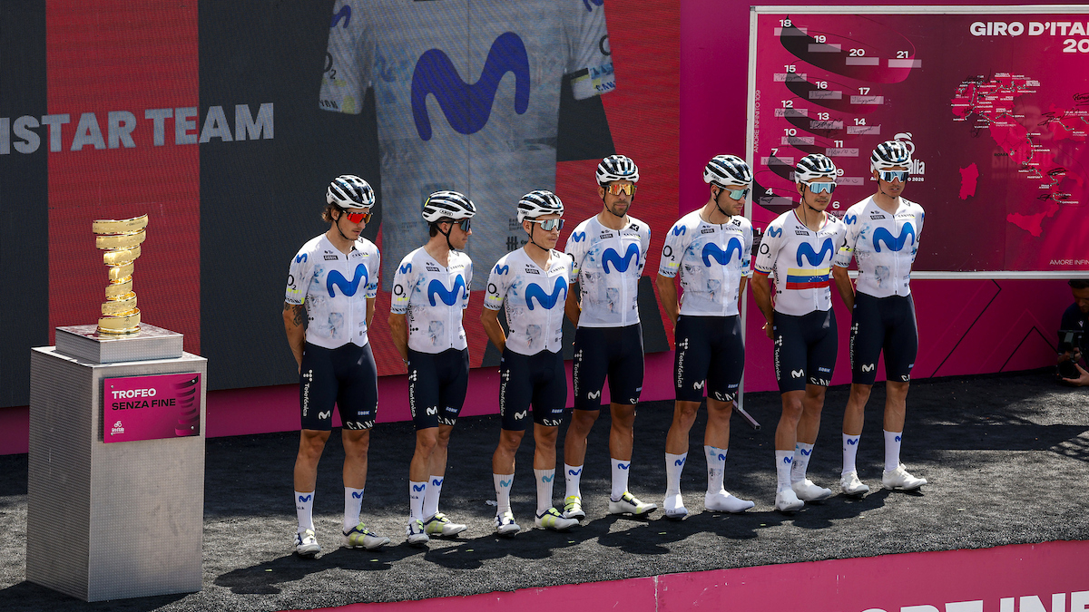 Movistar acelera en su búsqueda de soluciones para mantener su sitio en el WorldTour