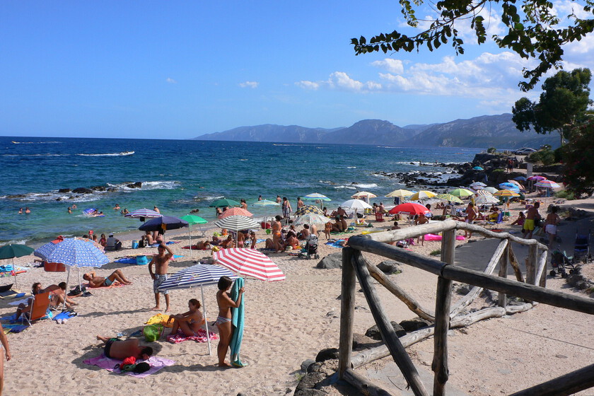 Una playa de Cerdeña ha prohibido las sombrillas a la gente entre 10 y 65 años. El motivo es sencillo: fuego