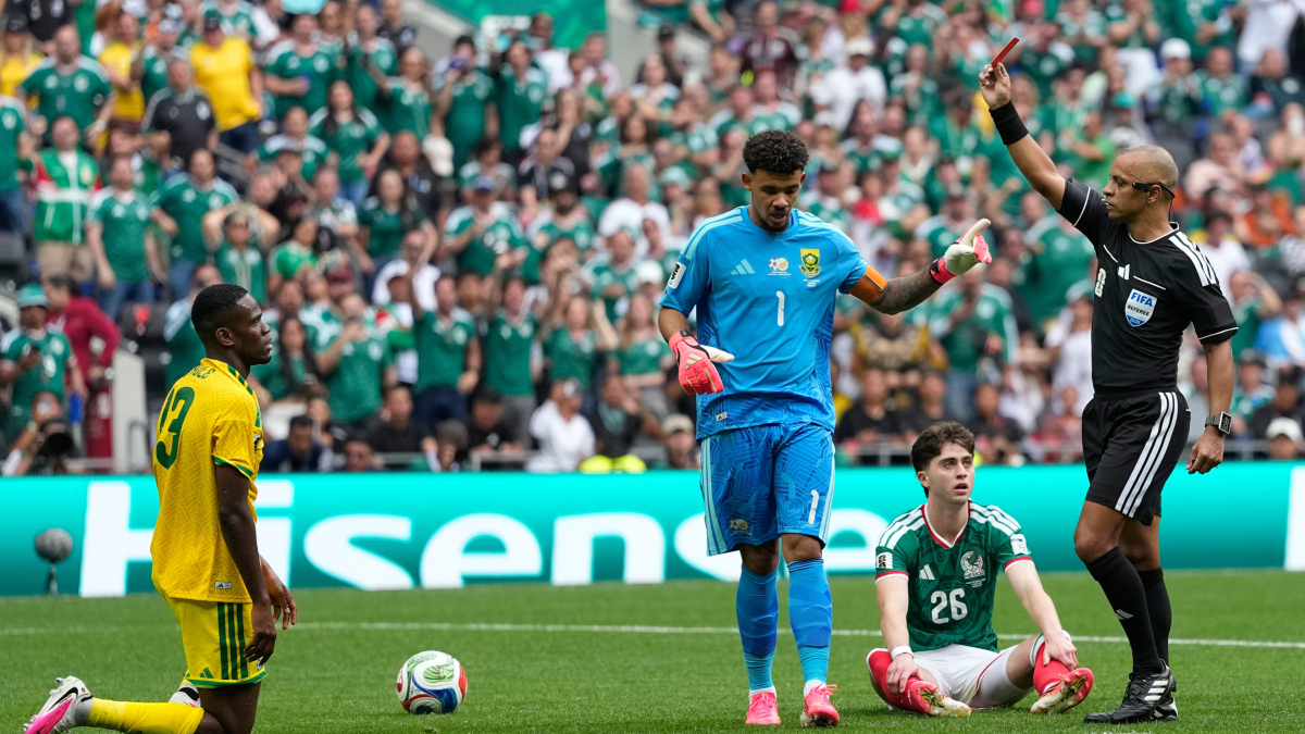 "Tres expulsiones en el partido inaugural"