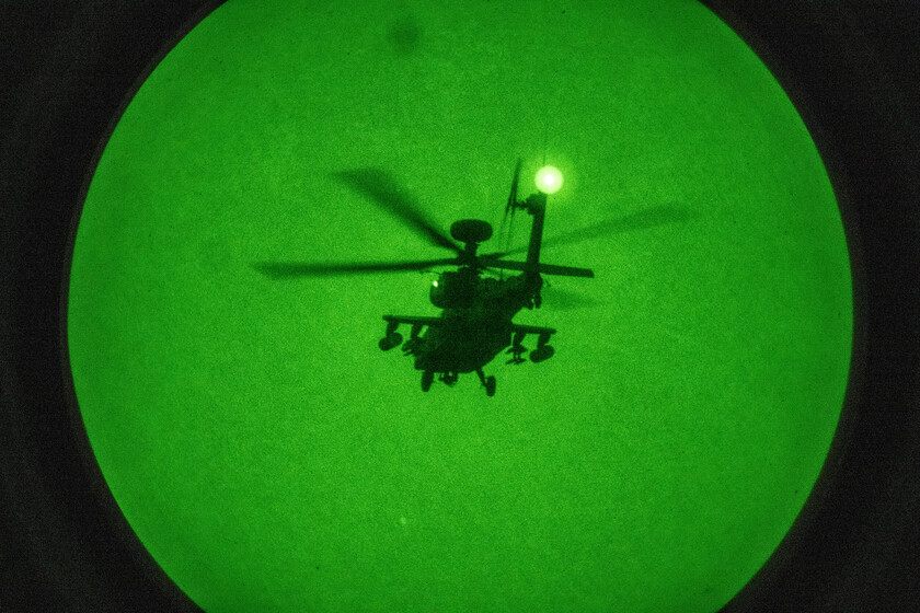 Un helicóptero Apache de 25 millones cayó cerca de Omán: la explicación apunta a un dron iraní barato