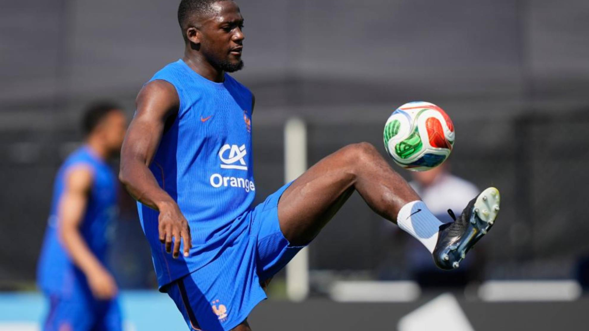 Mbappé descifra a Konaté