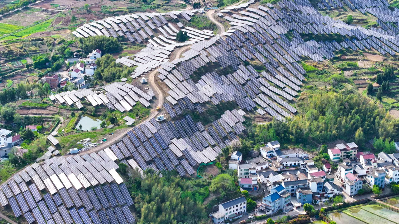La historia detrás de los paneles solares que cubren montañas chinas