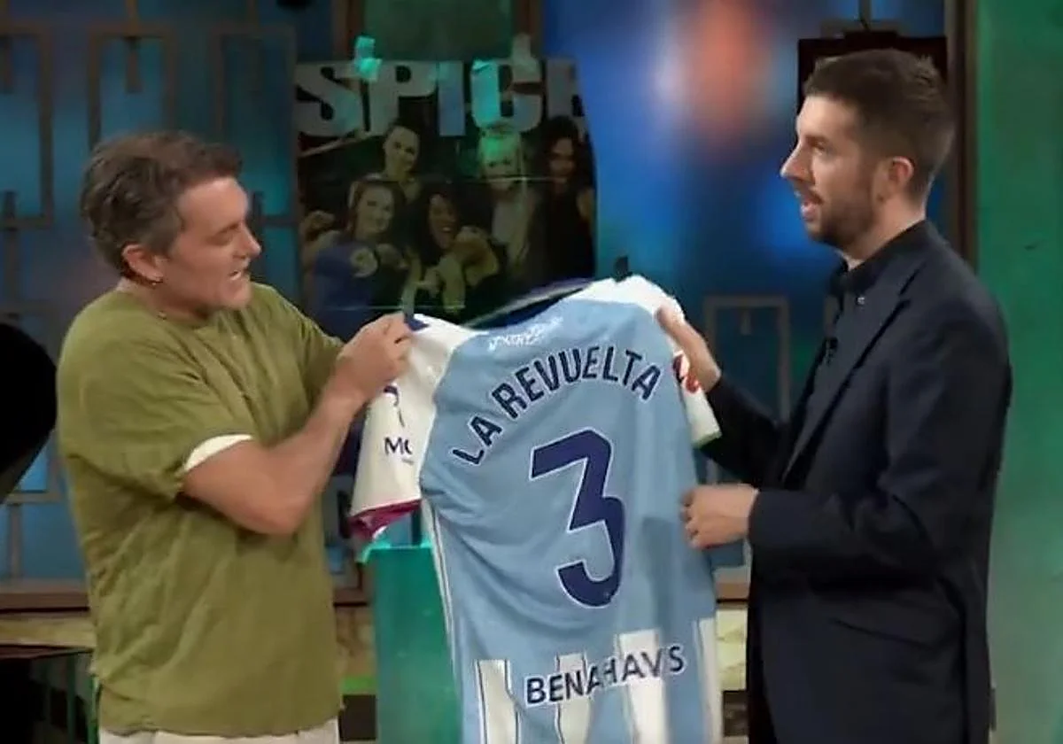 Salva Reina sorprende en La Revuelta con camisetas del Málaga y una charanga en la pregunta del sexo