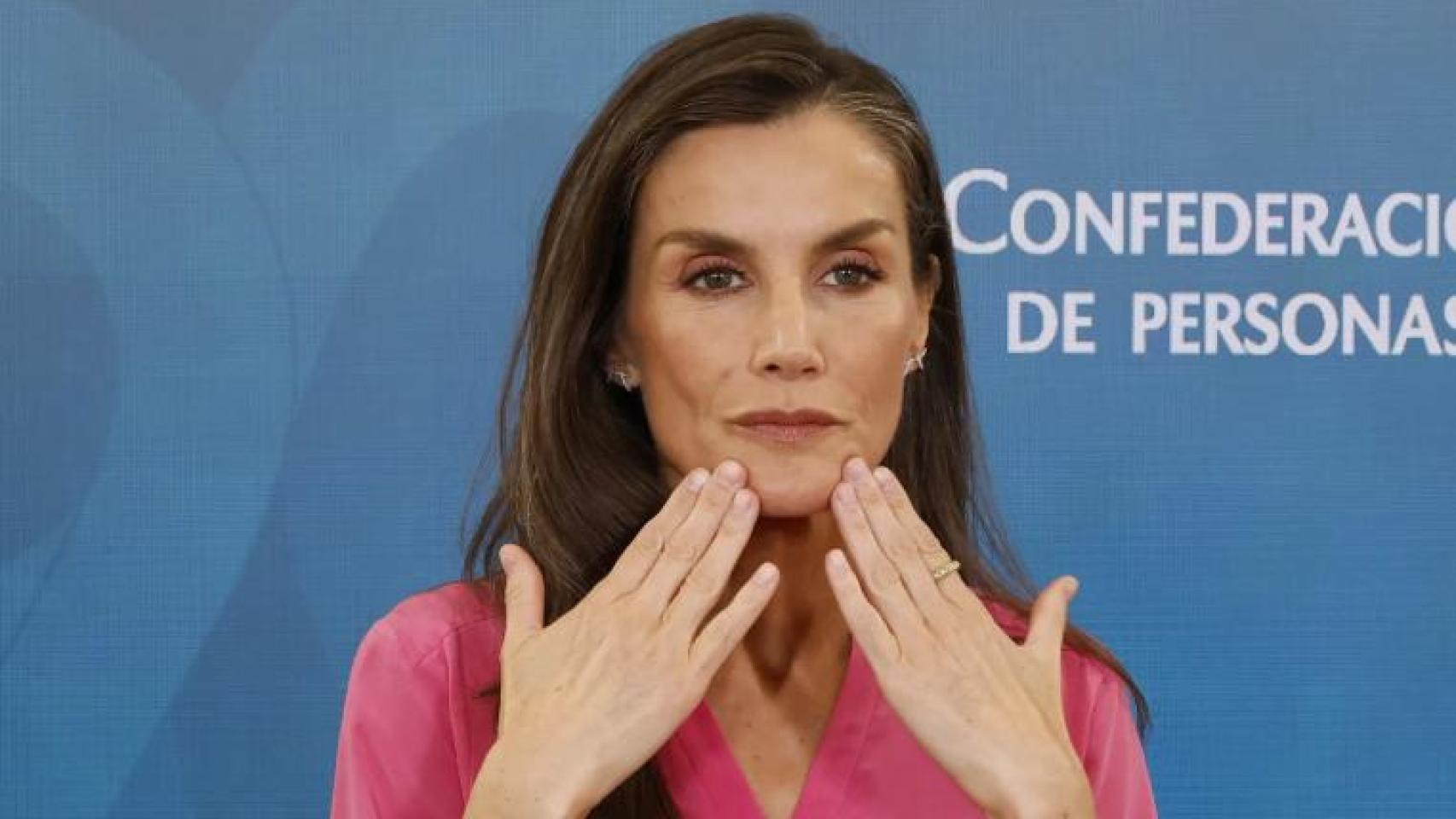 La reina Letizia sorprende al enviar un mensaje en lengua de signos a la asociación CNSE de personas sordas