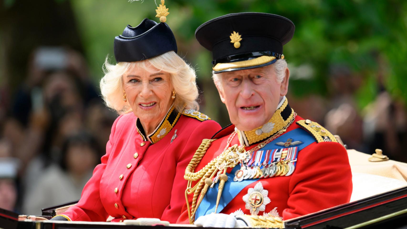 El rey Carlos III se mimetiza con su esposa Camila en el desfile Trooping the Colour: el mensaje tras sus llamativos atuendos