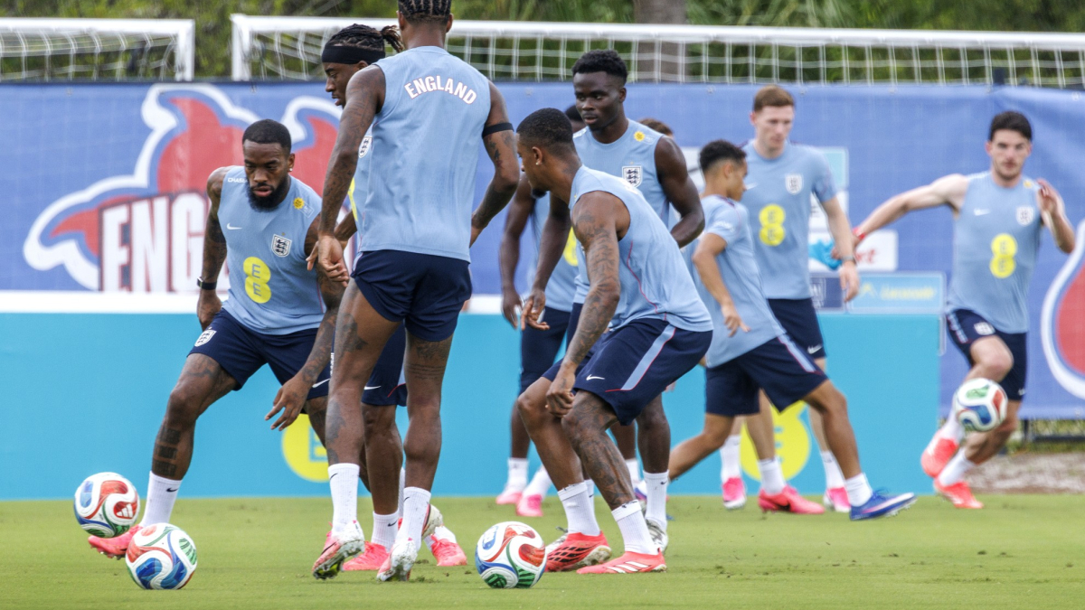 Inglaterra recupera las botas y los balones que le robaron